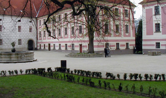 Chill-out zóna na zámeckém nádvoří